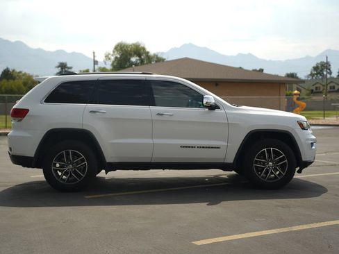 Used 2017 Jeep Grand Cherokee Limited w/ Luxury Group II AWD/4WD image 6