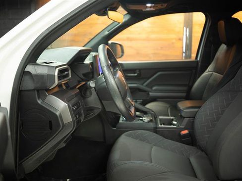 Used 2025 Toyota Tacoma SR5 AWD/4WD image 7