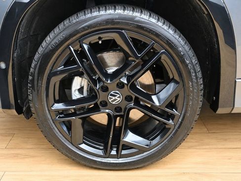 Used 2025 Volkswagen Tiguan SE R-Line AWD/4WD image 9