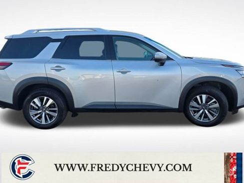 Used 2025 Nissan Pathfinder SL AWD/4WD image 6