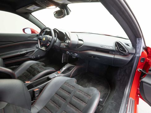 Used 2018 Ferrari 488 GTB RWD image 13
