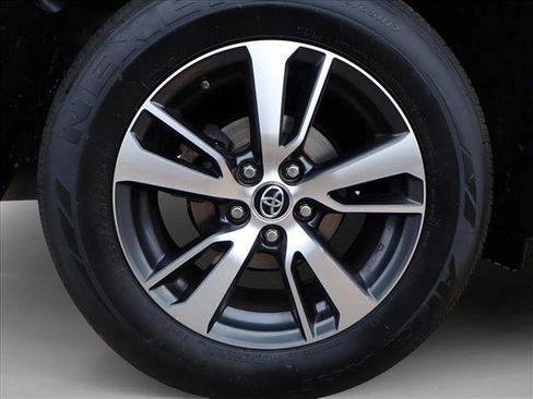 Used 2018 Toyota RAV4 XLE image 7