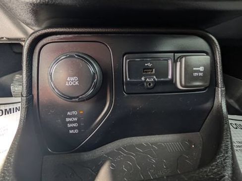 Used 2015 Jeep Renegade Sport w/ Power & Air Group AWD/4WD image 17