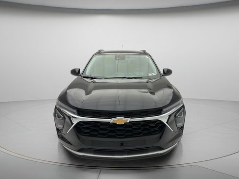Used 2025 Chevrolet Trax LT w/ LT Convenience Package FWD image 2