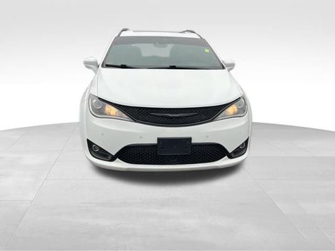 Used 2019 Chrysler Pacifica Touring-L image 2