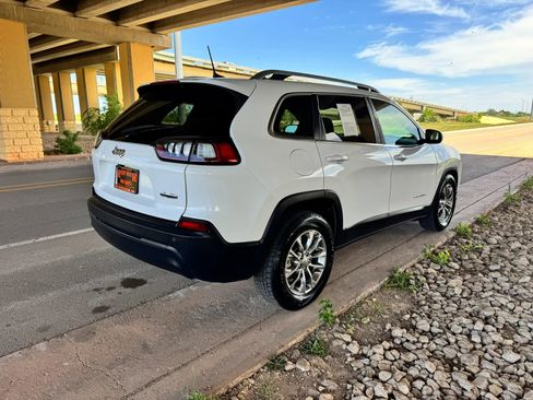Used 2019 Jeep Cherokee Latitude Plus FWD image 3