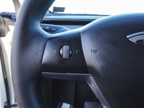 Used 2022 Tesla Model Y Long Range image 22