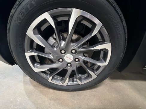 Used 2023 GMC Terrain SLT w/ Infotainment Package II image 32