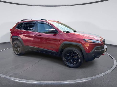 Used 2017 Jeep Cherokee Trailhawk AWD/4WD image 5