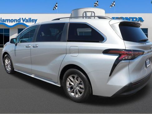 Used 2023 Toyota Sienna XLE FWD image 4