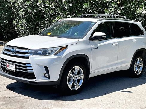 Used 2019 Toyota Highlander Limited w/ Carpet Mat Package (TMS) AWD/4WD image 3