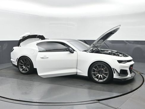 Used 2019 Chevrolet Camaro ZL1 RWD image 38