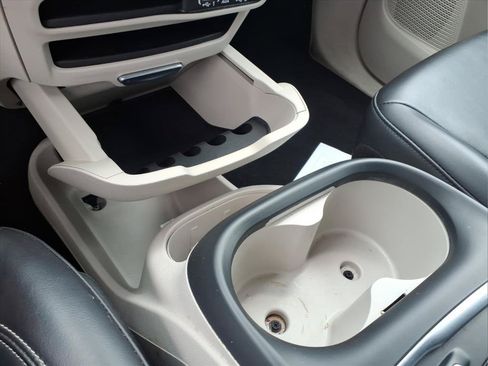 Used 2023 Chrysler Pacifica Touring-L FWD image 6