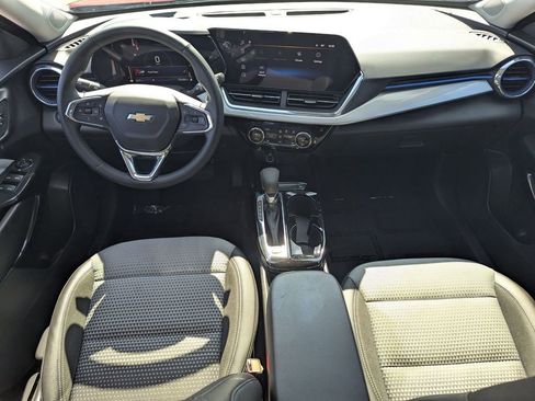 Used 2025 Chevrolet Trax LT w/ LT Convenience Package FWD image 26