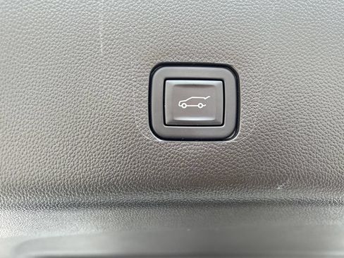 Used 2023 Chevrolet Traverse Premier FWD image 33