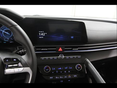 Certified 2025 Hyundai Elantra Limited FWD image 9