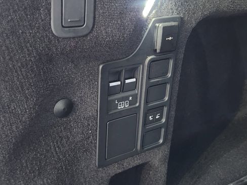 Certified 2025 Land Rover Discovery Dynamic SE image 38