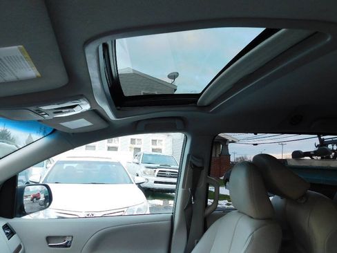 Used 2012 Toyota Sienna XLE image 19