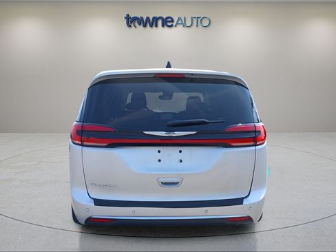 Used 2024 Chrysler Pacifica Touring-L FWD image 4
