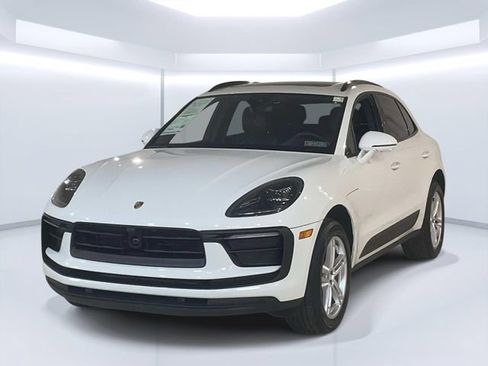 Certified 2024 Porsche Macan AWD/4WD image 1