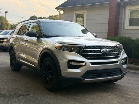 Used 2020 Ford Explorer XLT w/ Equipment Group 202A AWD/4WD image 8