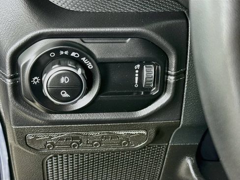 Used 2025 Jeep Gladiator Rubicon w/ Convenience Group AWD/4WD image 12