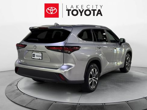 Used 2024 Toyota Highlander XLE image 7