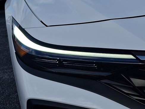 Certified 2025 Hyundai Elantra Sport image 9