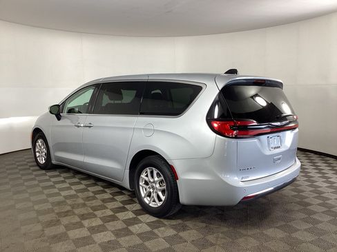 Used 2023 Chrysler Pacifica Touring-L FWD image 4