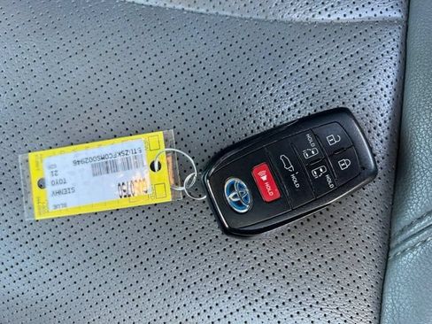 Used 2021 Toyota Sienna Limited AWD/4WD image 28
