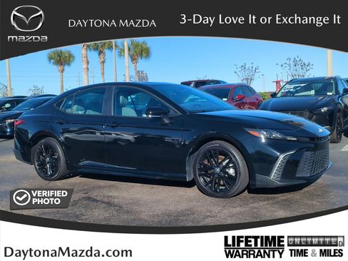 Used 2025 Toyota Camry SE image 1