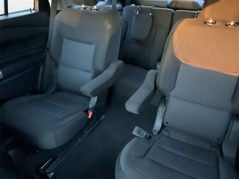 Used 2023 Ford Explorer XLT image 9