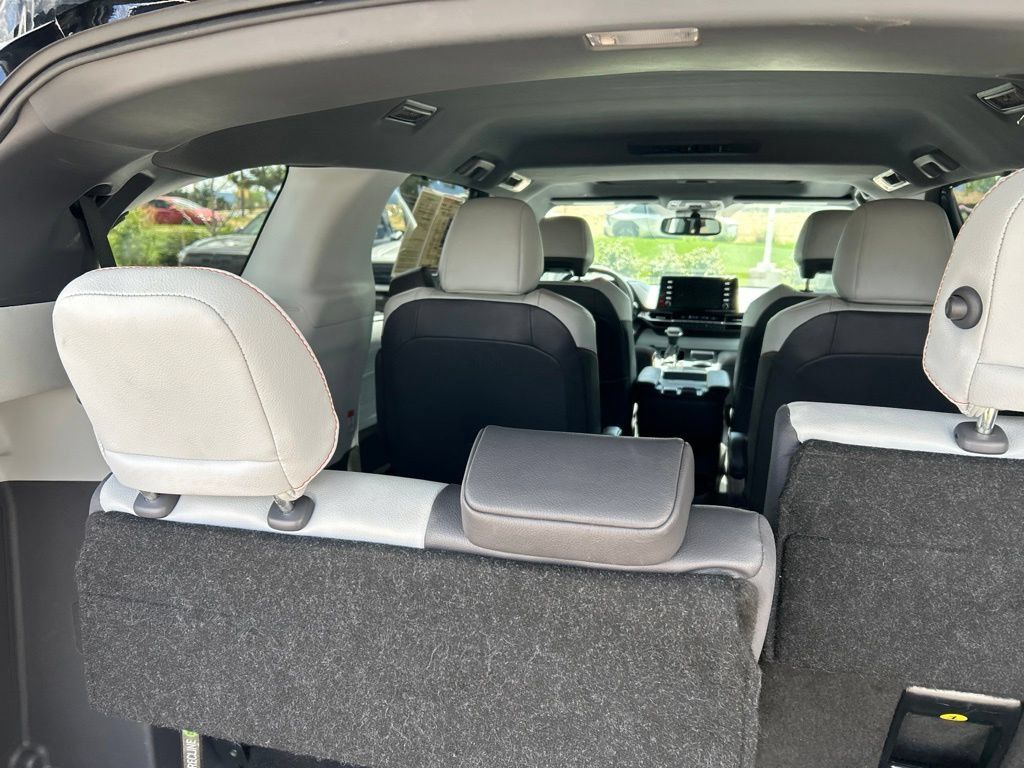 Used 2023 Toyota Sienna XSE w/ XSE Plus Package AWD/4WD image 17