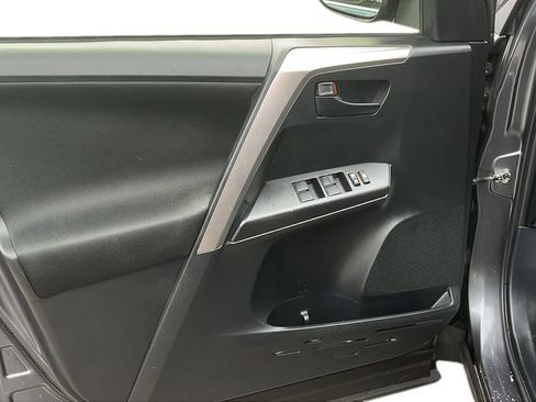 Used 2018 Toyota RAV4 LE image 9