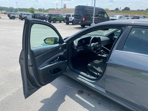 Used 2025 Hyundai Elantra SEL FWD image 10