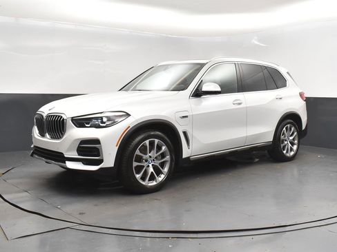 Certified 2022 BMW X5 xDrive45e w/ Premium Package image 3