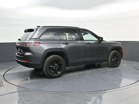Used 2024 Jeep Grand Cherokee Altitude AWD/4WD image 8