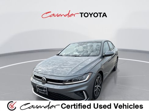 Used 2025 Volkswagen Jetta SE image 1