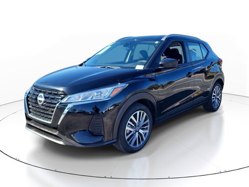 Used 2024 Nissan Kicks SV image 3
