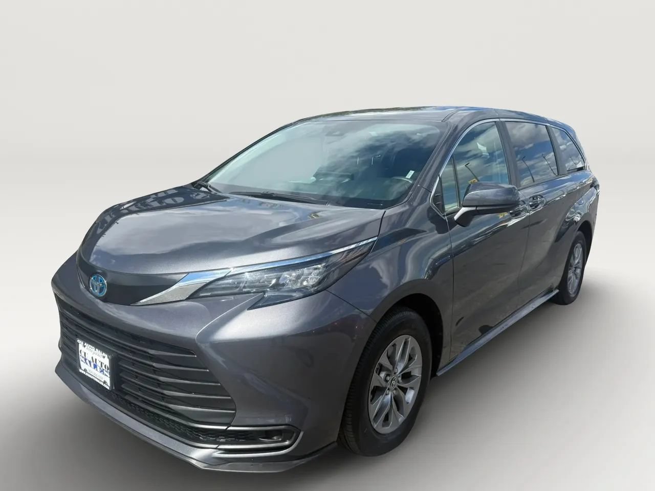 Used 2025 Toyota Sienna LE FWD image 7