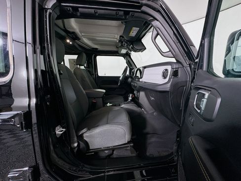 Used 2025 Jeep Wrangler Sahara image 30