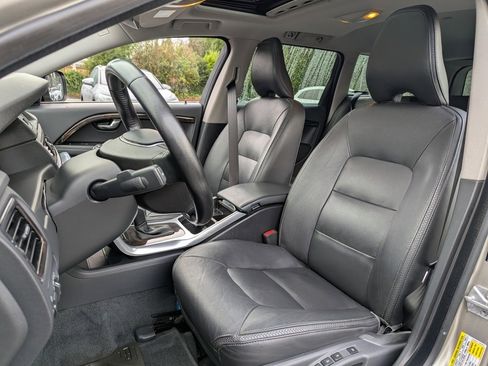 Used 2016 Volvo XC70 T5 Premier w/ Proximity Package image 25