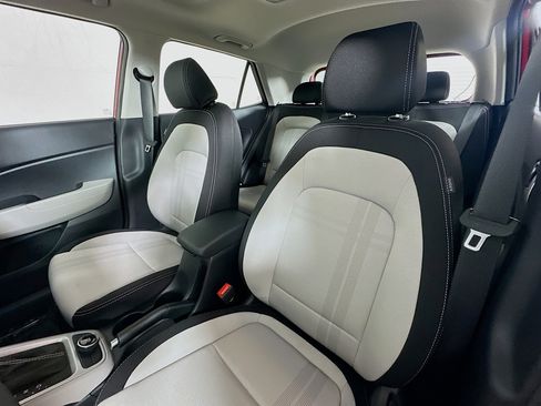 New 2025 Hyundai Venue SEL image 19