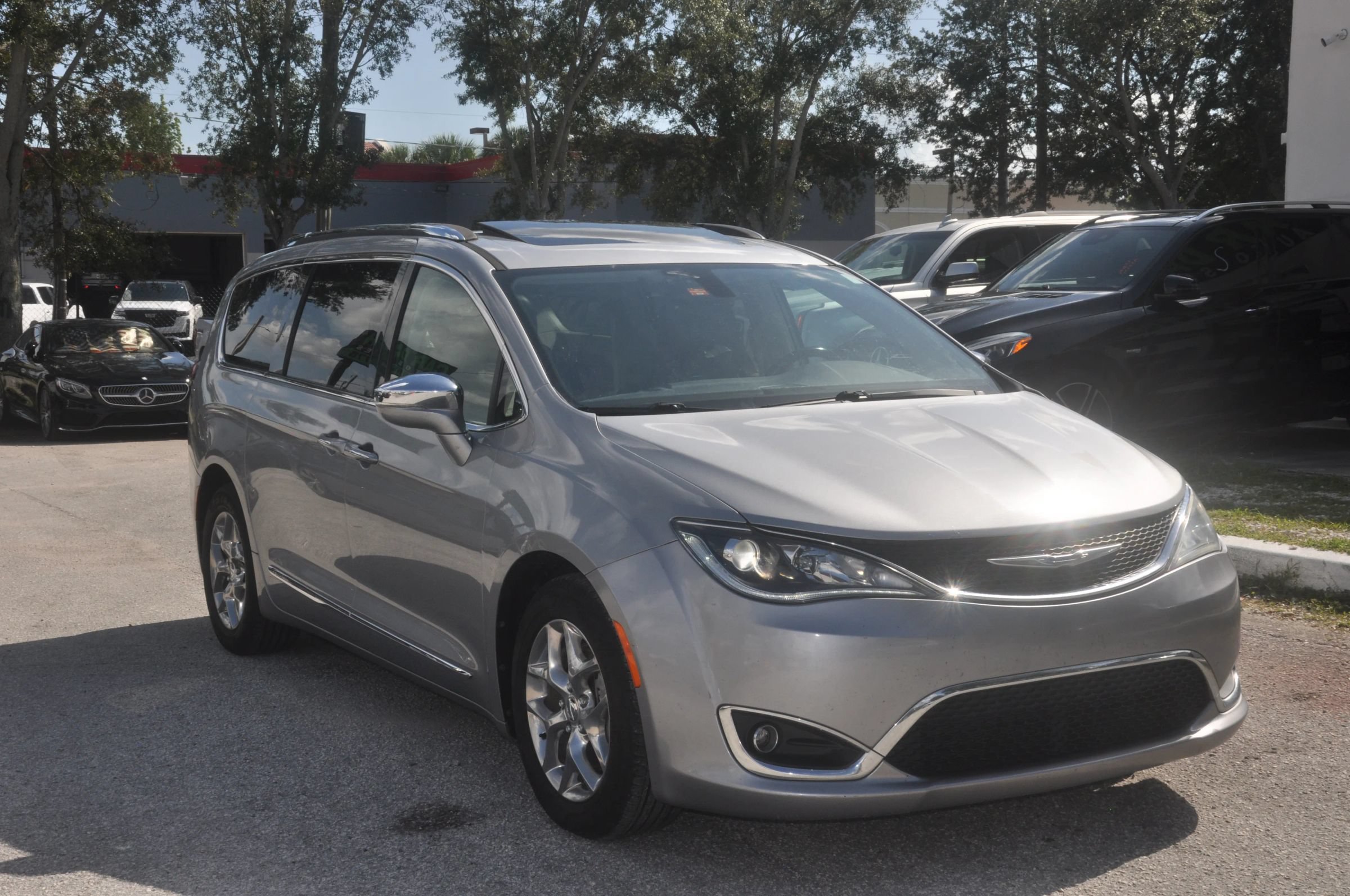 Used 2018 Chrysler Pacifica Limited FWD image 33