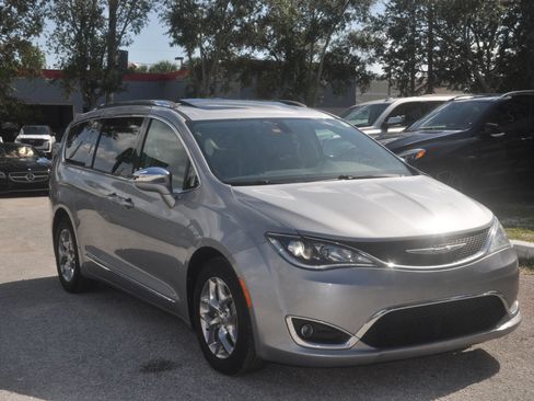 Used 2018 Chrysler Pacifica Limited FWD image 33