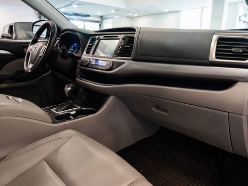 Used 2018 Toyota Highlander XLE AWD/4WD image 16