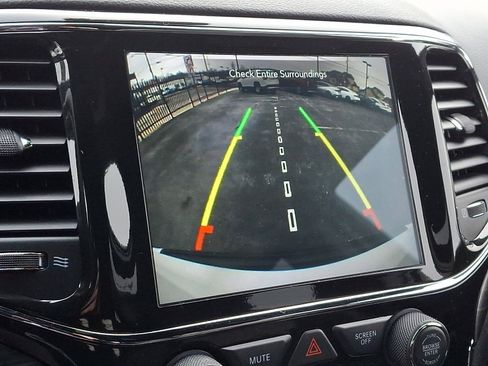 Used 2021 Jeep Grand Cherokee Laredo X image 18