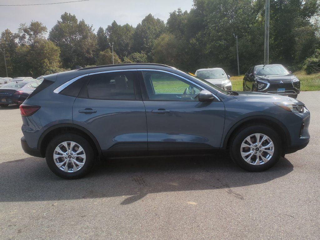 Used 2023 Ford Escape Active w/ Tech Pack #2 AWD/4WD image 4
