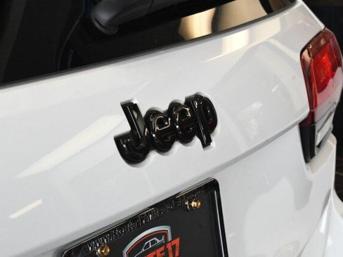 Used 2021 Jeep Grand Cherokee Laredo X AWD/4WD image 15