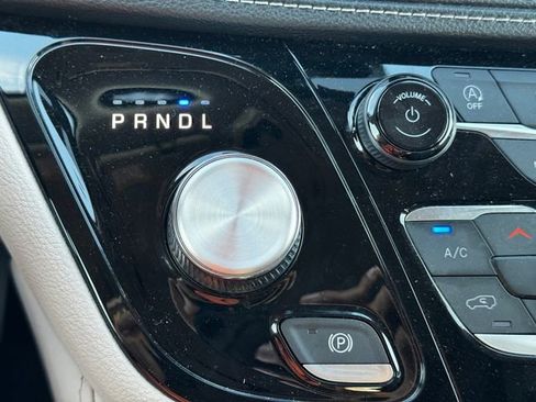 Certified 2023 Chrysler Pacifica Limited FWD image 36